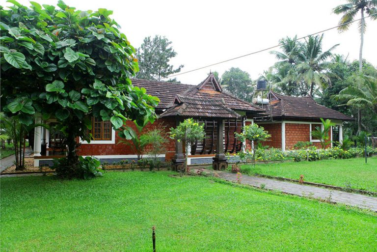 Spacious grounds with guest cottages 1